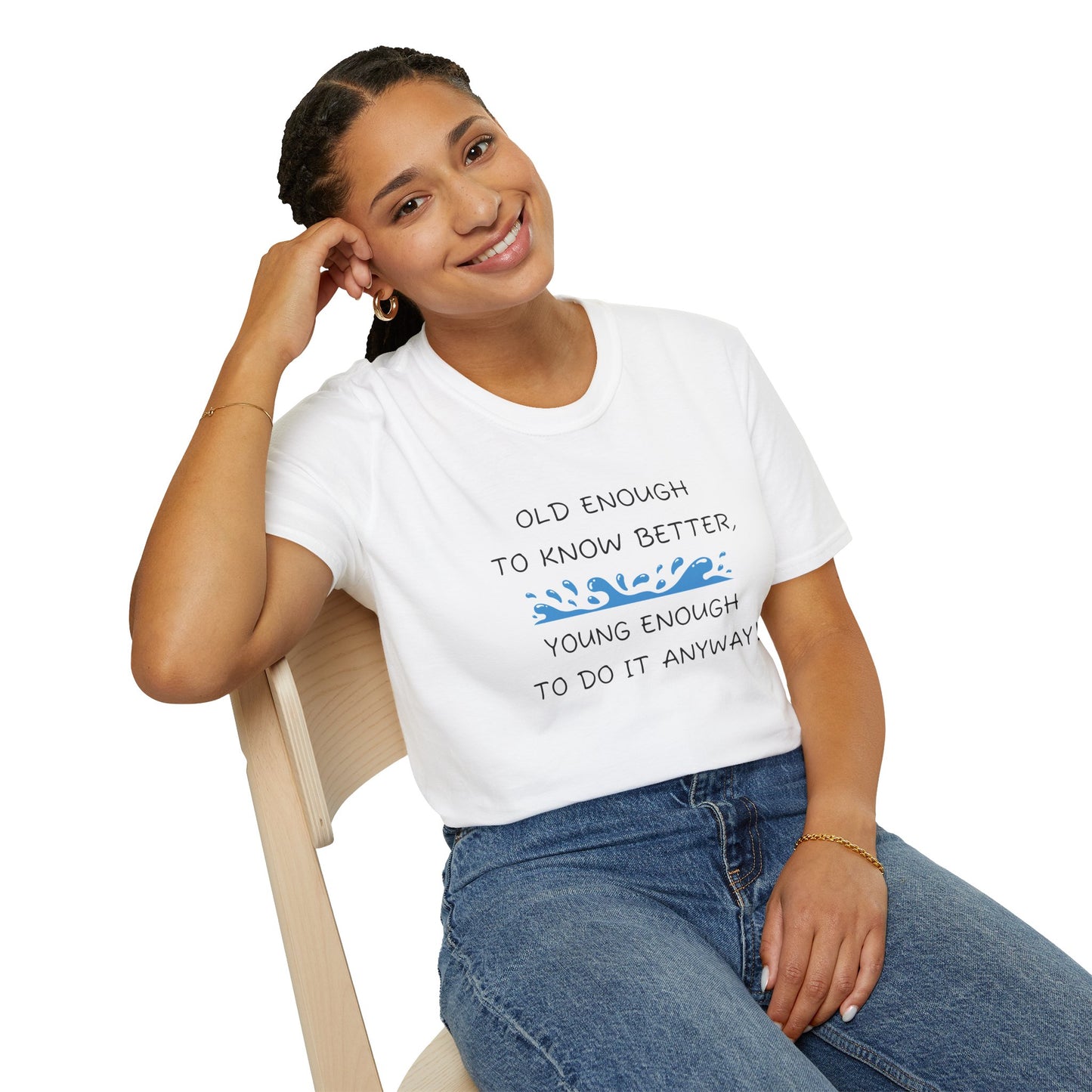 Unisex-T-Shirt mit Grafik – „Alt genug, um es besser zu wissen, jung genug, um es trotzdem zu tun!“